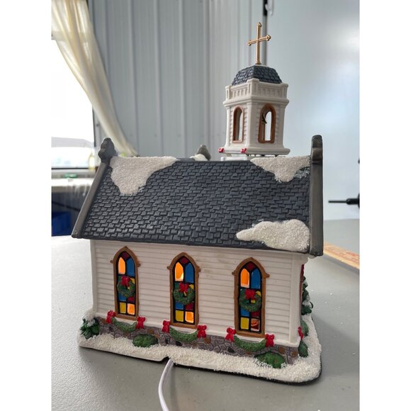 St Nicholas Square Country Chapel 2005 Lighted Village Christmas Holiday Decor - Picture 8 of 9